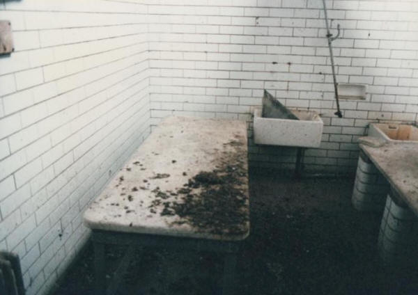 Derelict shampooing room